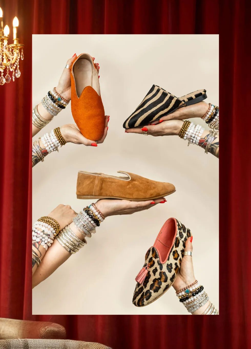 Mains tatouées portant bracelets Sansar et mocassins