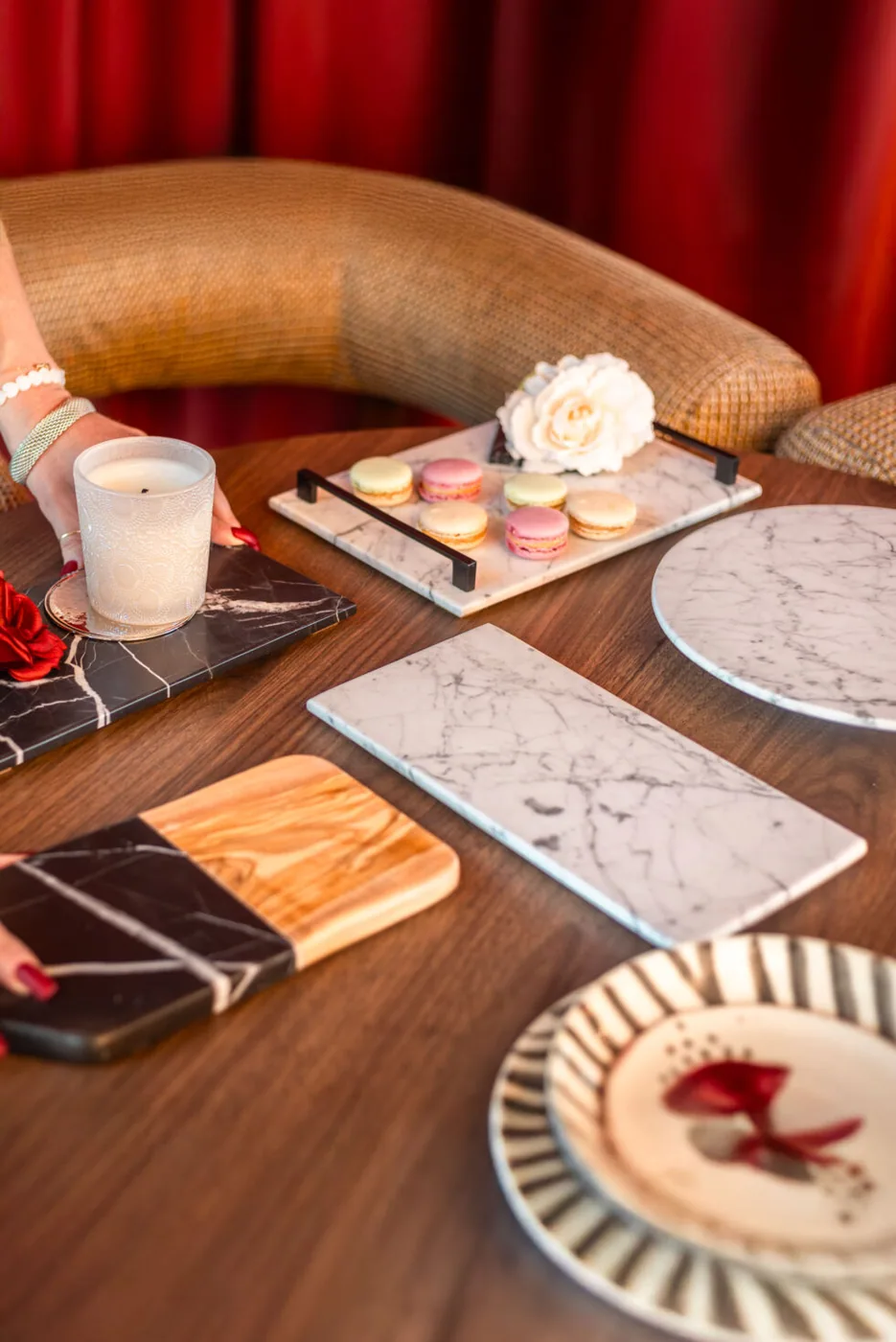 Plateaux en marbre Sansar sur une table